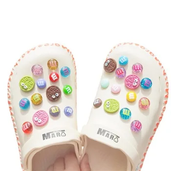 Gaura Papuci de Pantofi Cataramă Anime Drăguț Caractere Croc M alimentare biscuiți Decor de Designer Accesoire Grădină Pantofi Decor potrivit Cadou